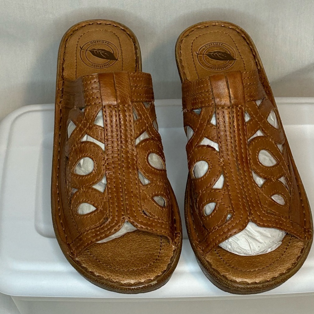 NURTURE WOMENS Leather Wedge Tan Sandals, w/ leather design, Slip On, Size 8 - Picture 8 of 9
